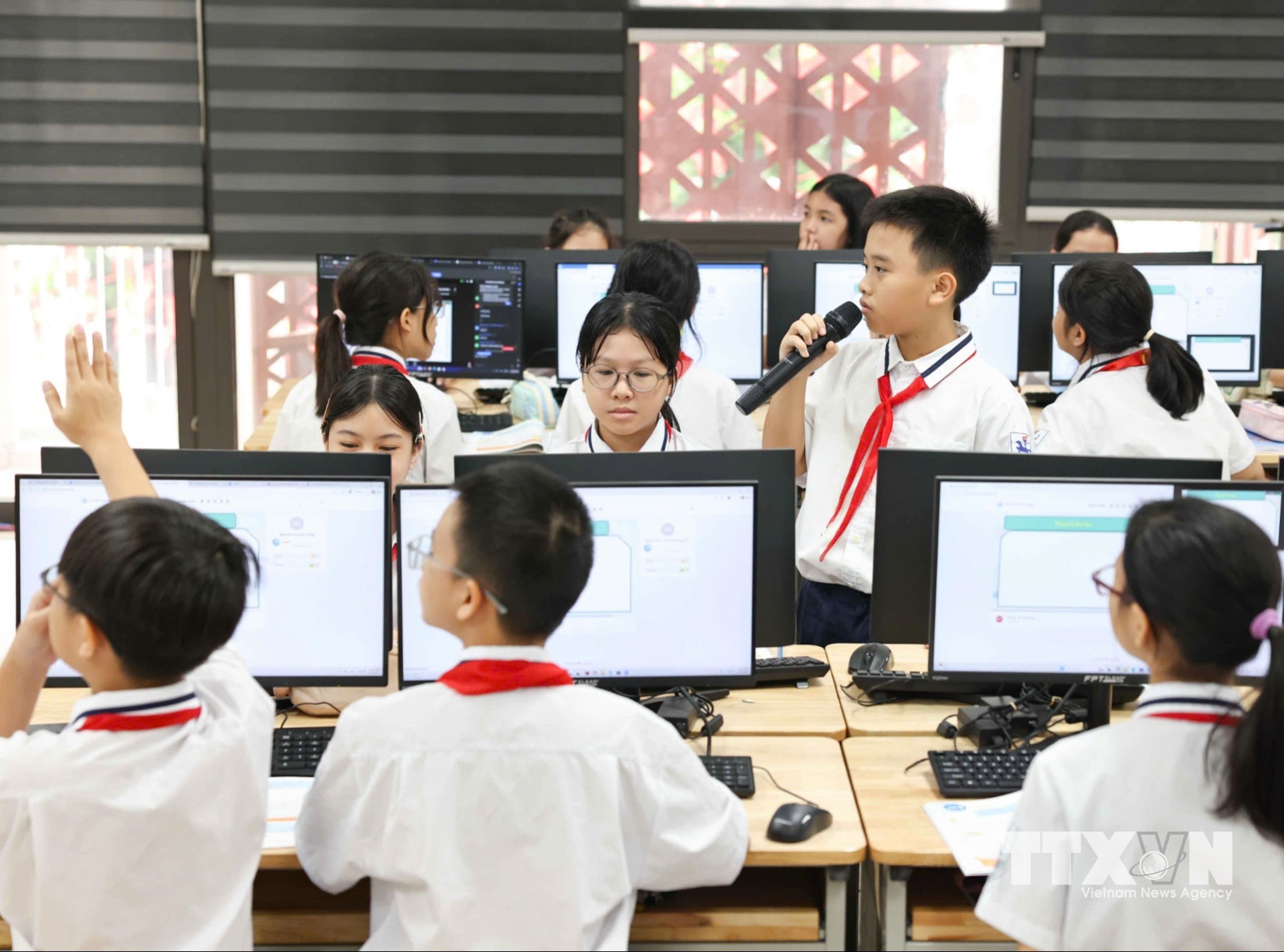 Khi công nghệ trở thành công cụ đắc lực hỗ trợ thầy cô và khơi gợi sự sáng tạo của học trò, tinh thần của Nghị quyết 57-NQ/TW đang hiện hữu rõ nét qua từng giờ học, từng bài giảng số và từng lớp học không khoảng cách giữa lòng Thủ đô. (Ảnh: Thanh Tùng/TTXVN)